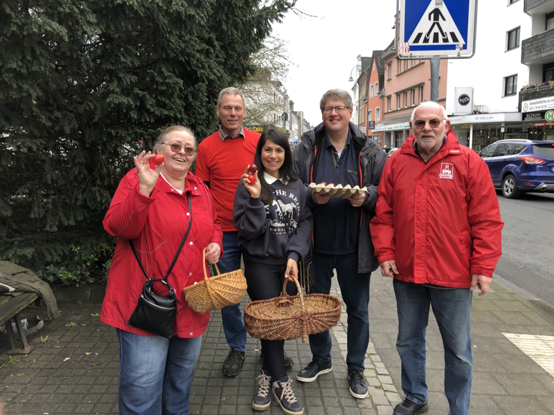SPD-Ortsvereinsmitglieder verteilen Ostereier